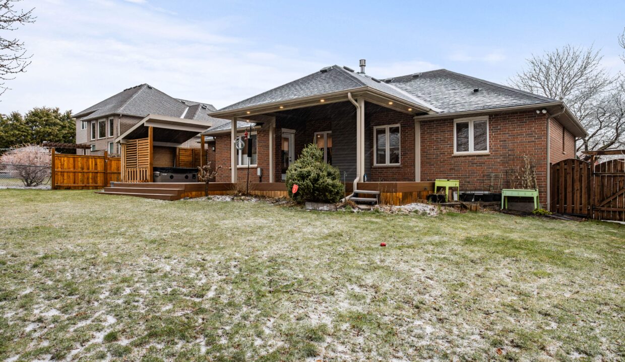 040-61 Stephen Moore Dr (40)